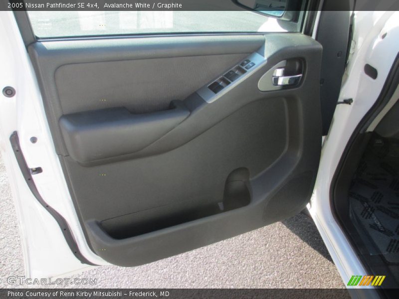 Avalanche White / Graphite 2005 Nissan Pathfinder SE 4x4