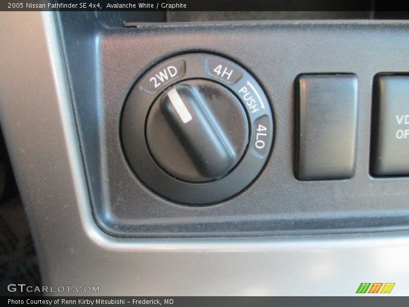 Avalanche White / Graphite 2005 Nissan Pathfinder SE 4x4