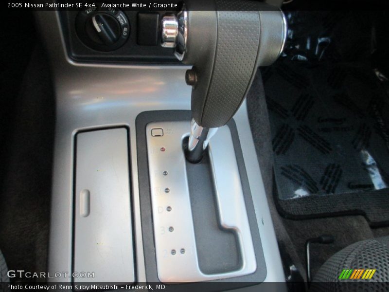 Avalanche White / Graphite 2005 Nissan Pathfinder SE 4x4