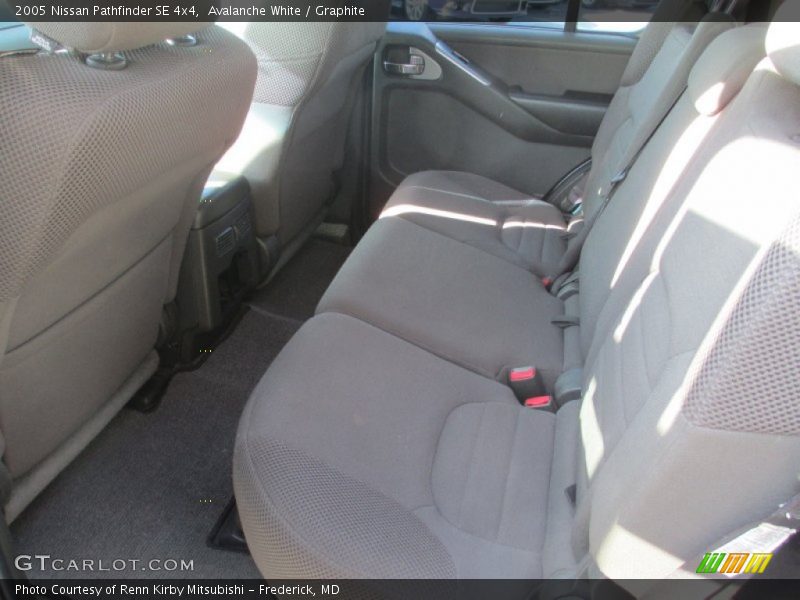 Avalanche White / Graphite 2005 Nissan Pathfinder SE 4x4