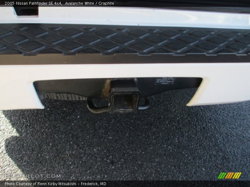 Avalanche White / Graphite 2005 Nissan Pathfinder SE 4x4