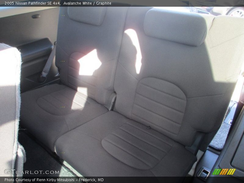 Avalanche White / Graphite 2005 Nissan Pathfinder SE 4x4