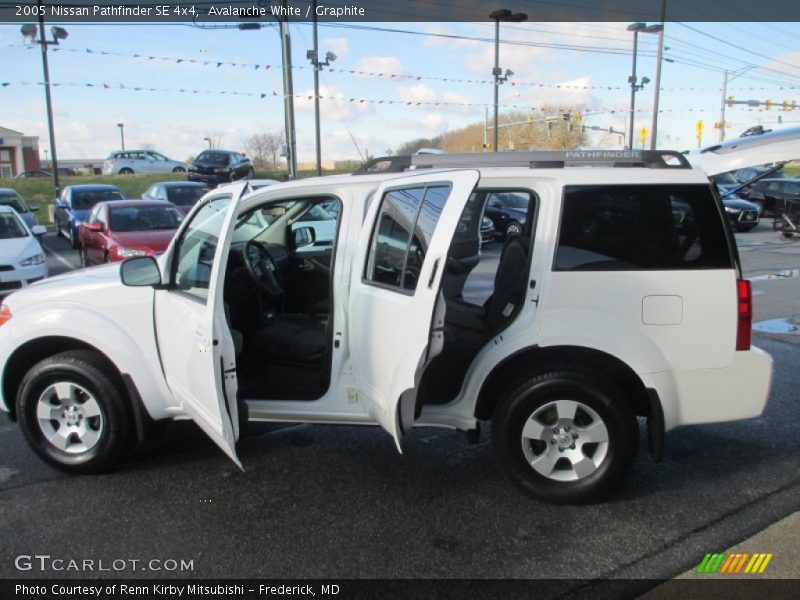 Avalanche White / Graphite 2005 Nissan Pathfinder SE 4x4