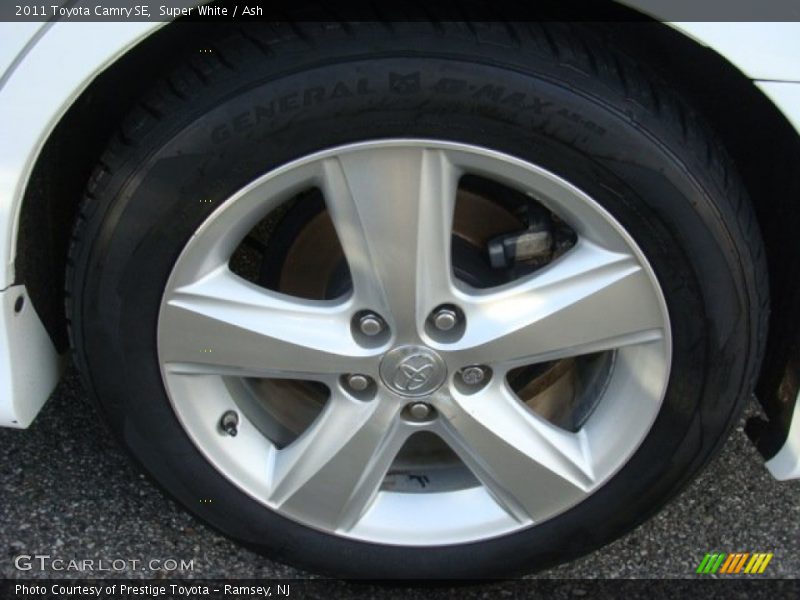 Super White / Ash 2011 Toyota Camry SE