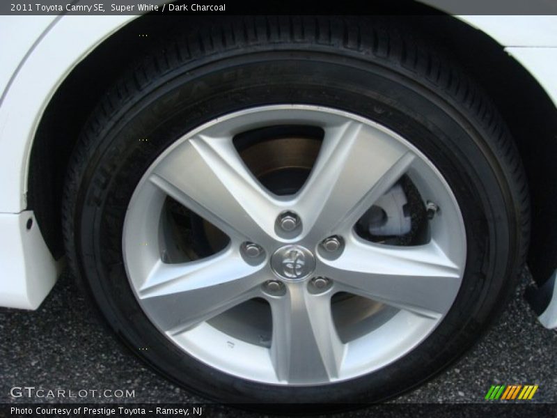 Super White / Dark Charcoal 2011 Toyota Camry SE