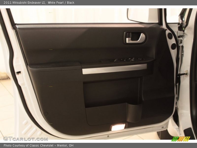 White Pearl / Black 2011 Mitsubishi Endeavor LS