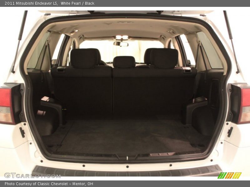 White Pearl / Black 2011 Mitsubishi Endeavor LS