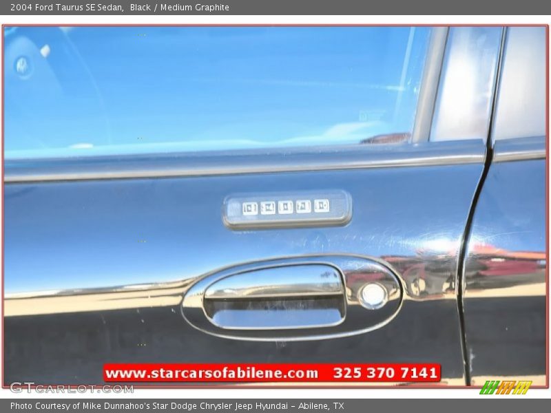 Black / Medium Graphite 2004 Ford Taurus SE Sedan