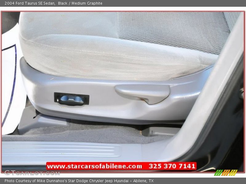 Black / Medium Graphite 2004 Ford Taurus SE Sedan