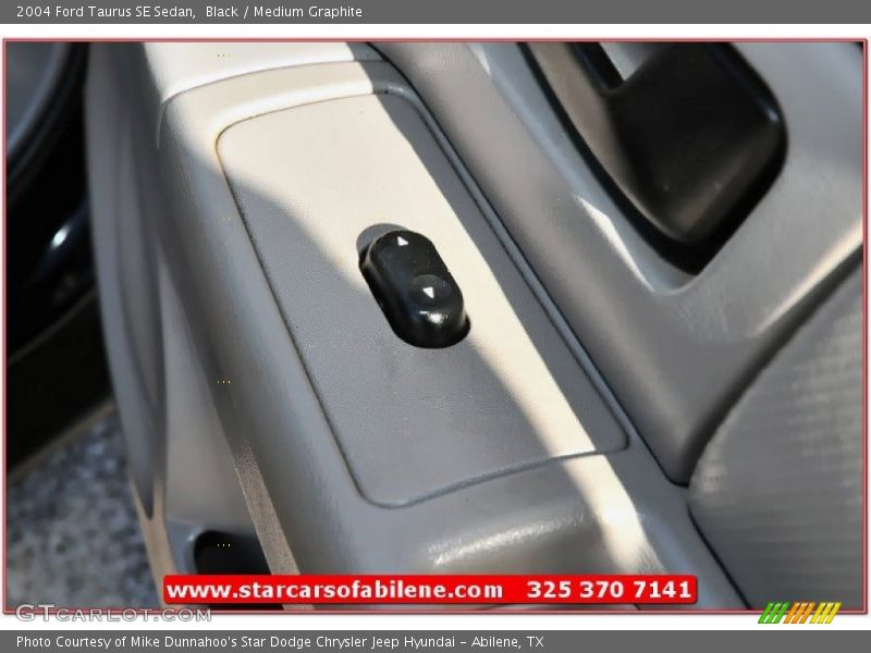 Black / Medium Graphite 2004 Ford Taurus SE Sedan