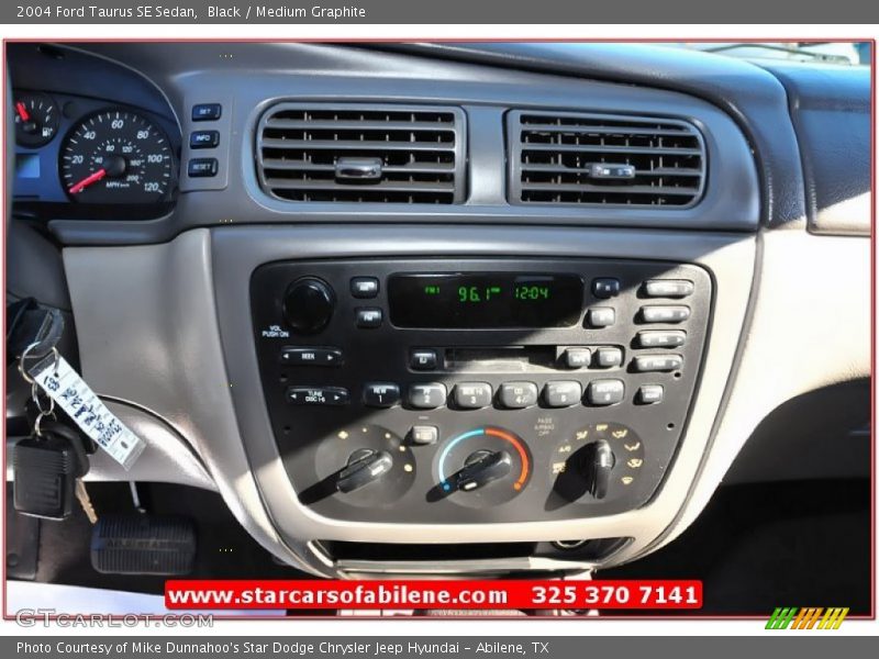 Black / Medium Graphite 2004 Ford Taurus SE Sedan