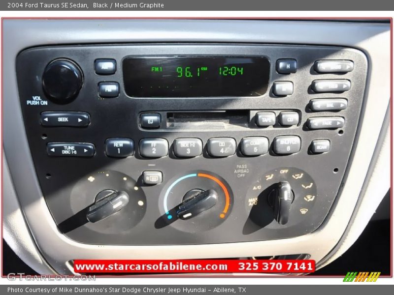 Black / Medium Graphite 2004 Ford Taurus SE Sedan