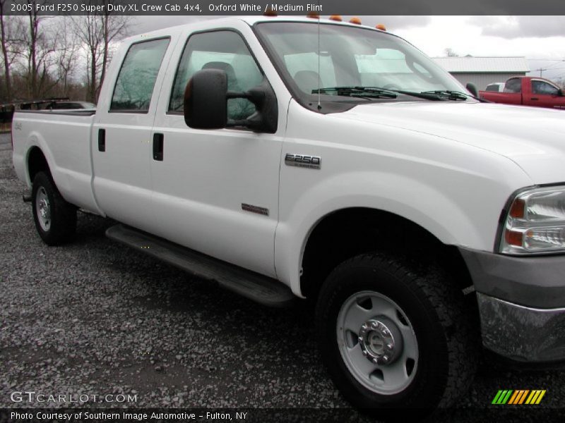 Oxford White / Medium Flint 2005 Ford F250 Super Duty XL Crew Cab 4x4