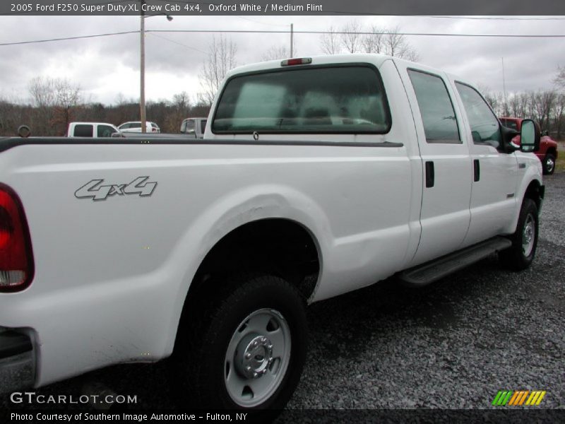 Oxford White / Medium Flint 2005 Ford F250 Super Duty XL Crew Cab 4x4