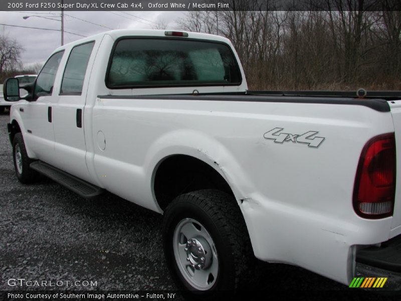 Oxford White / Medium Flint 2005 Ford F250 Super Duty XL Crew Cab 4x4