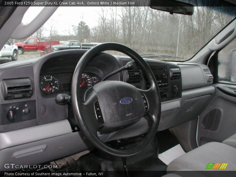 Oxford White / Medium Flint 2005 Ford F250 Super Duty XL Crew Cab 4x4