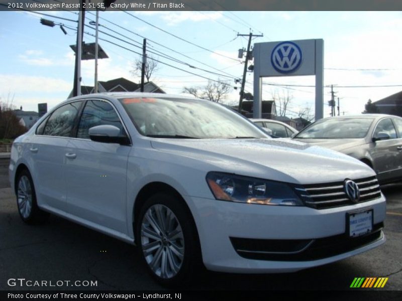 Candy White / Titan Black 2012 Volkswagen Passat 2.5L SE