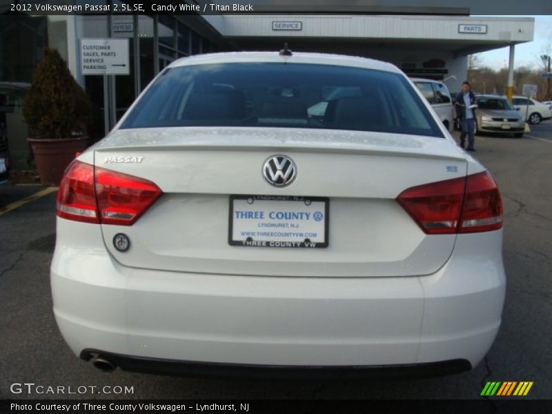 Candy White / Titan Black 2012 Volkswagen Passat 2.5L SE
