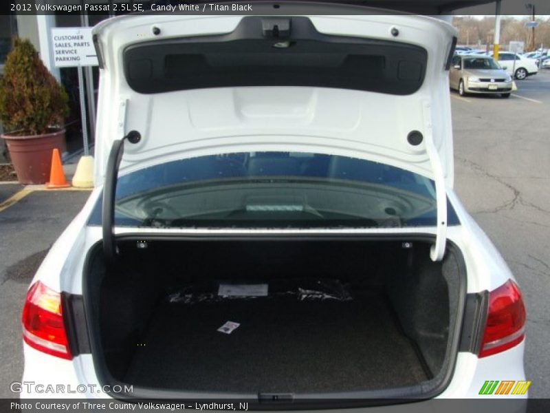 Candy White / Titan Black 2012 Volkswagen Passat 2.5L SE
