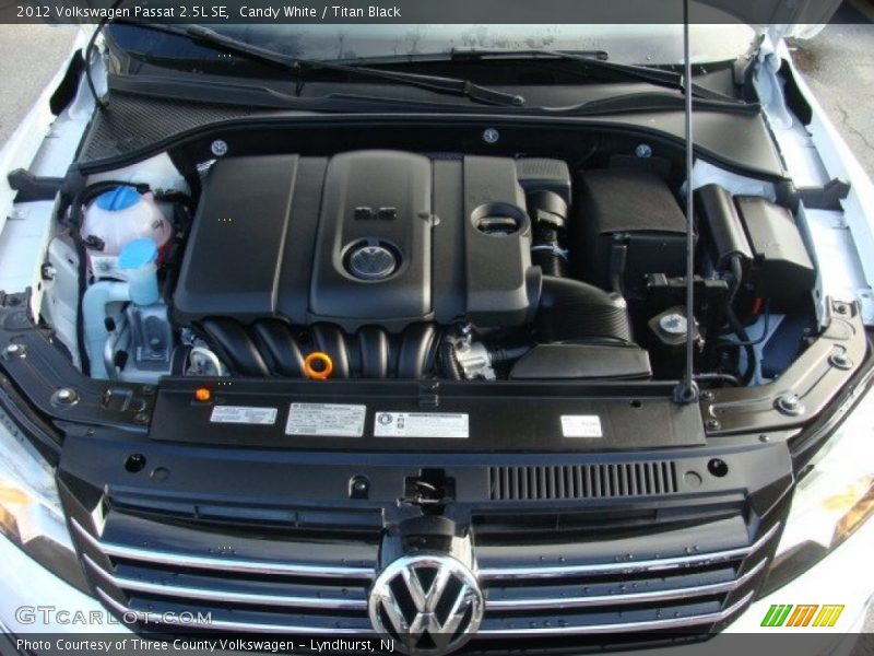 Candy White / Titan Black 2012 Volkswagen Passat 2.5L SE