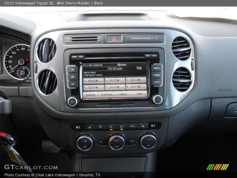 Wild Cherry Metallic / Black 2013 Volkswagen Tiguan SE