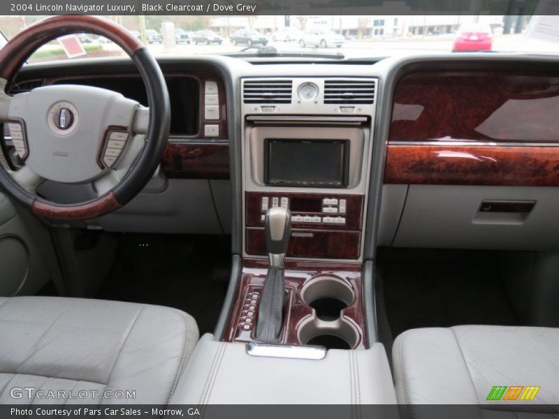 Dashboard of 2004 Navigator Luxury