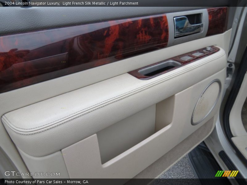 Light French Silk Metallic / Light Parchment 2004 Lincoln Navigator Luxury
