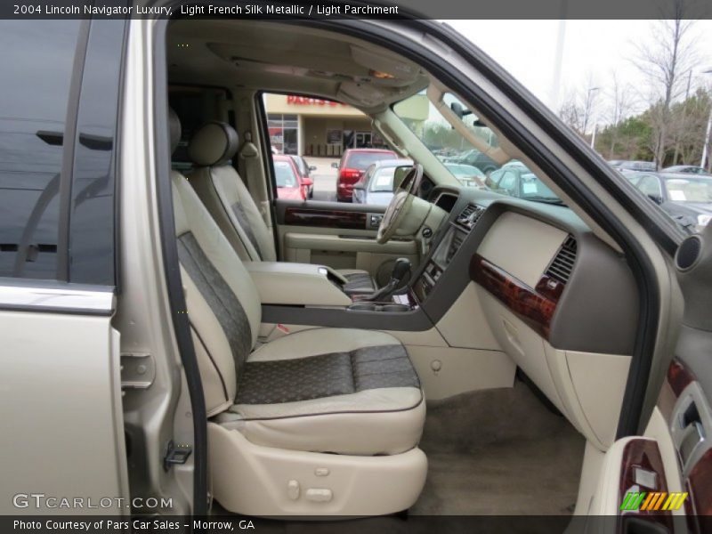 Light French Silk Metallic / Light Parchment 2004 Lincoln Navigator Luxury