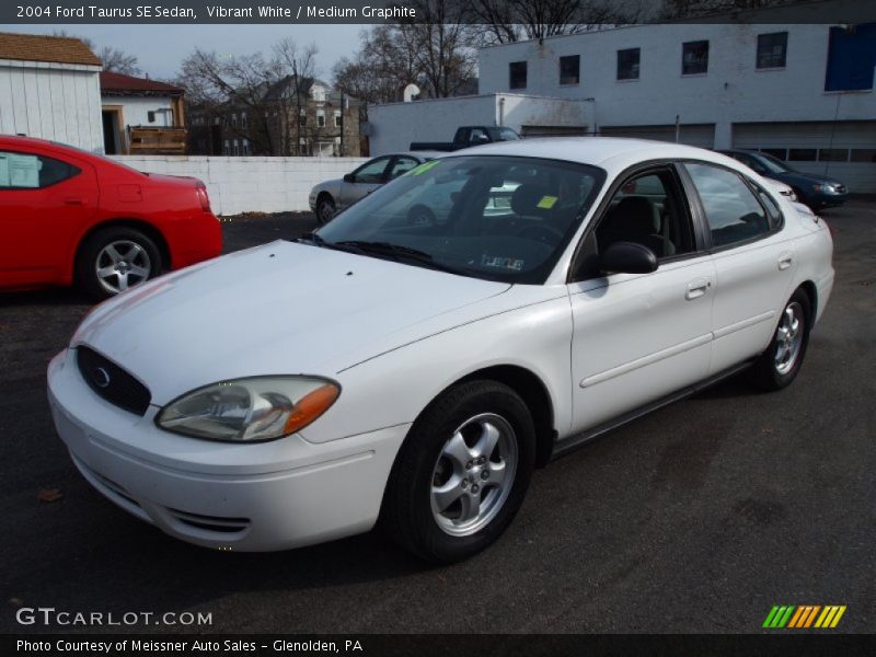 Vibrant White / Medium Graphite 2004 Ford Taurus SE Sedan