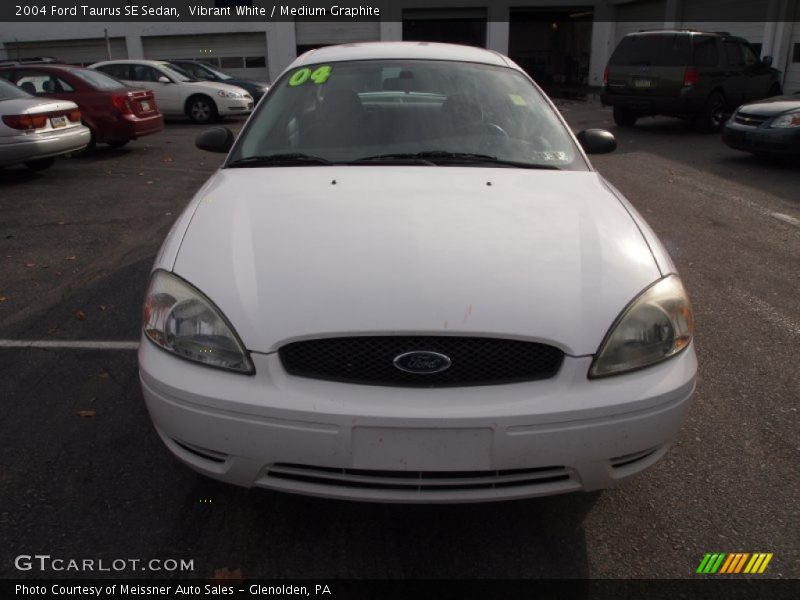 Vibrant White / Medium Graphite 2004 Ford Taurus SE Sedan