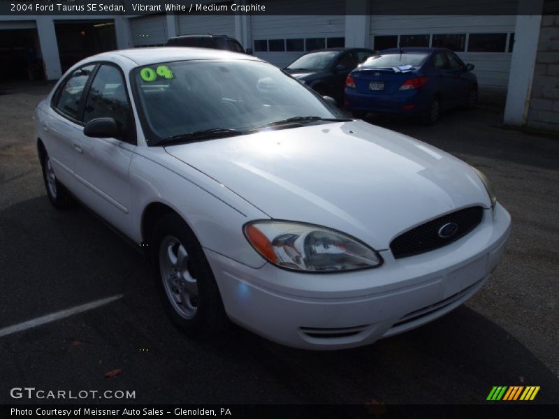 Vibrant White / Medium Graphite 2004 Ford Taurus SE Sedan
