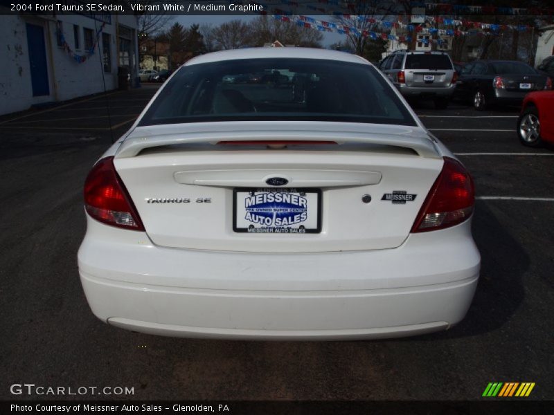 Vibrant White / Medium Graphite 2004 Ford Taurus SE Sedan