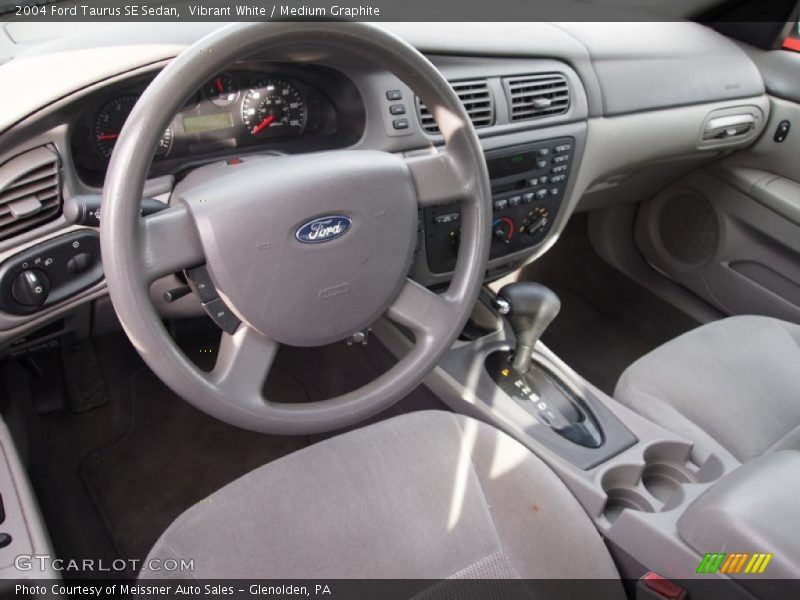 Vibrant White / Medium Graphite 2004 Ford Taurus SE Sedan