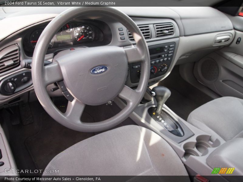 Vibrant White / Medium Graphite 2004 Ford Taurus SE Sedan