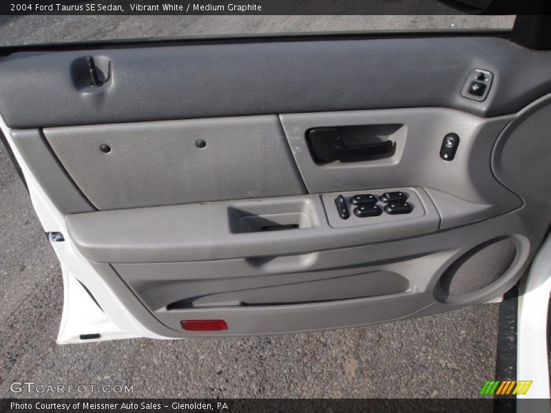 Vibrant White / Medium Graphite 2004 Ford Taurus SE Sedan