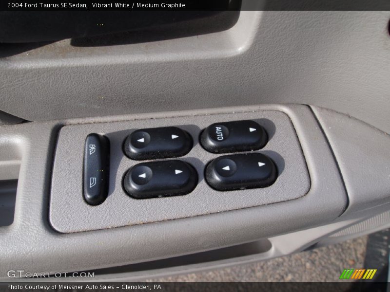 Vibrant White / Medium Graphite 2004 Ford Taurus SE Sedan