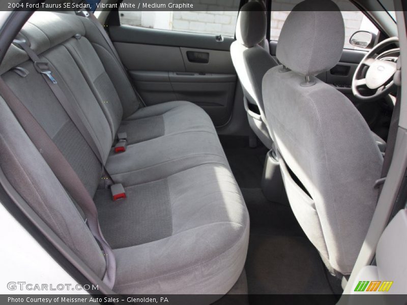 Vibrant White / Medium Graphite 2004 Ford Taurus SE Sedan