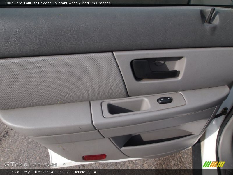Vibrant White / Medium Graphite 2004 Ford Taurus SE Sedan
