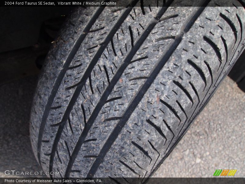 Vibrant White / Medium Graphite 2004 Ford Taurus SE Sedan