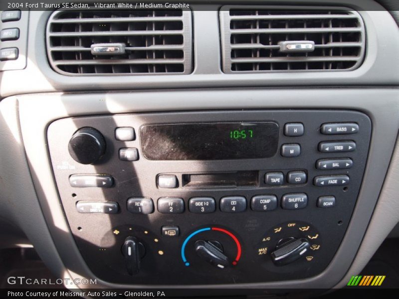 Vibrant White / Medium Graphite 2004 Ford Taurus SE Sedan