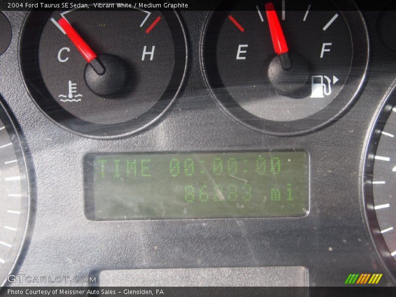 Vibrant White / Medium Graphite 2004 Ford Taurus SE Sedan