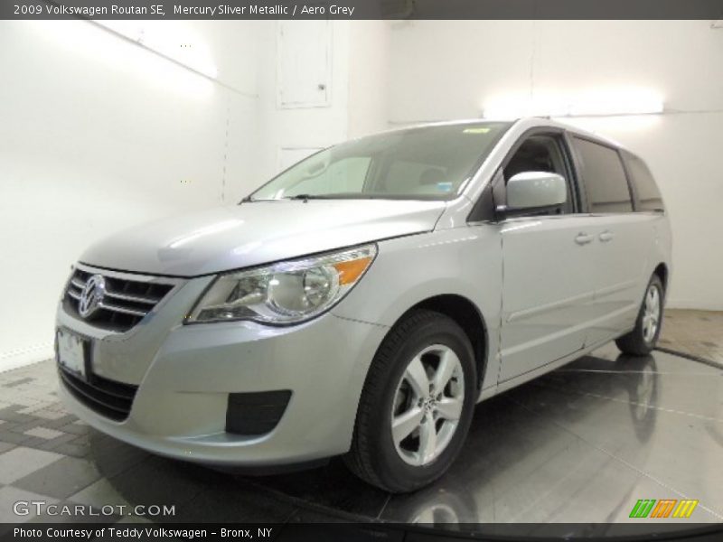Mercury Sliver Metallic / Aero Grey 2009 Volkswagen Routan SE