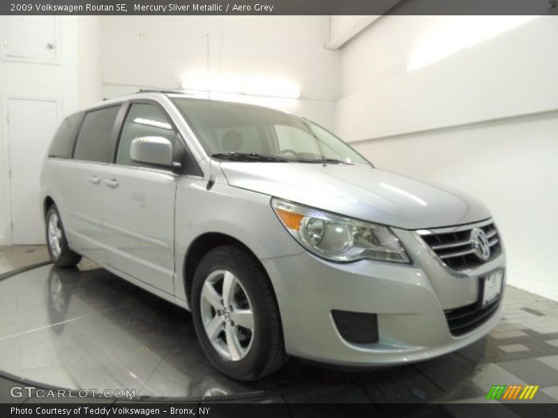 Mercury Sliver Metallic / Aero Grey 2009 Volkswagen Routan SE