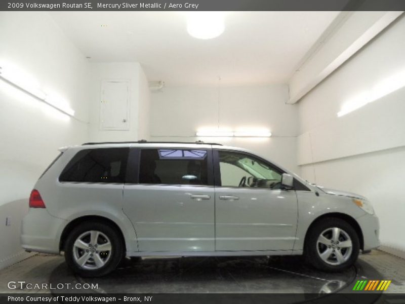 Mercury Sliver Metallic / Aero Grey 2009 Volkswagen Routan SE