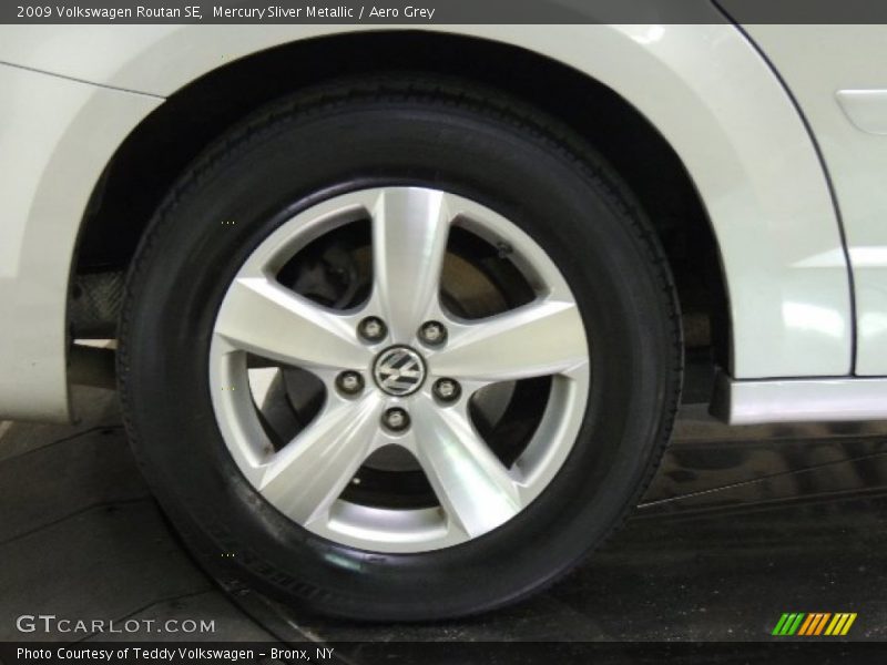 Mercury Sliver Metallic / Aero Grey 2009 Volkswagen Routan SE