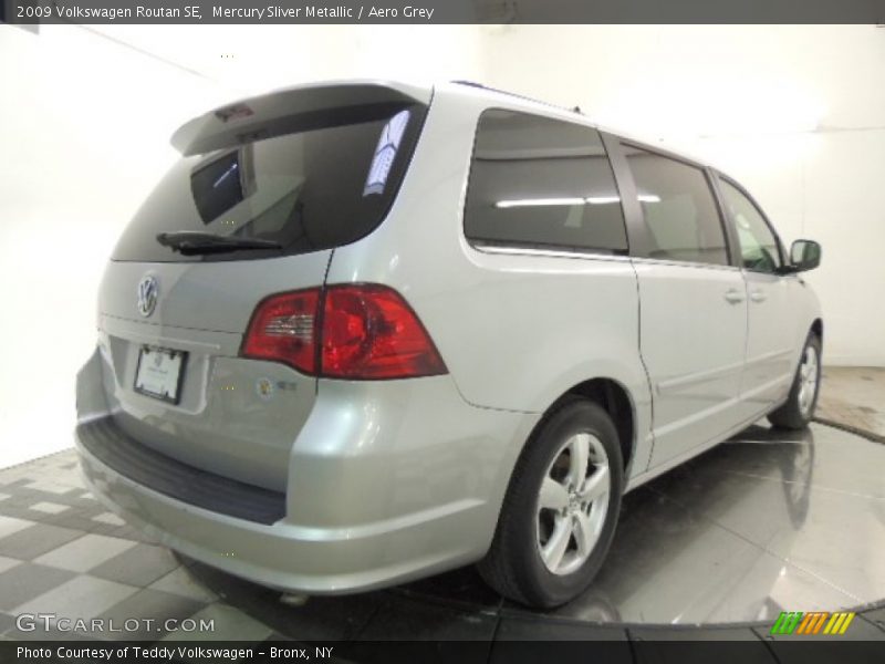 Mercury Sliver Metallic / Aero Grey 2009 Volkswagen Routan SE
