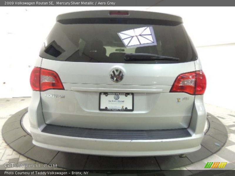 Mercury Sliver Metallic / Aero Grey 2009 Volkswagen Routan SE