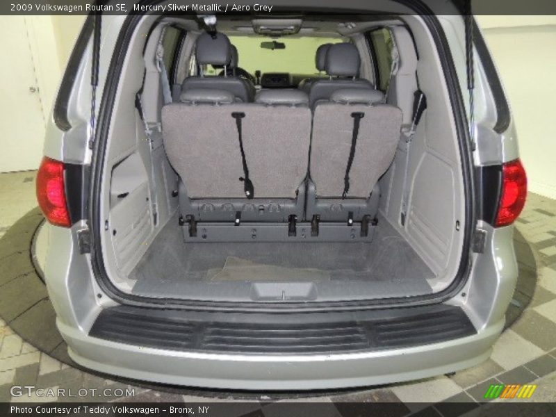 Mercury Sliver Metallic / Aero Grey 2009 Volkswagen Routan SE