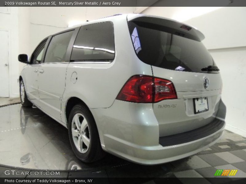 Mercury Sliver Metallic / Aero Grey 2009 Volkswagen Routan SE