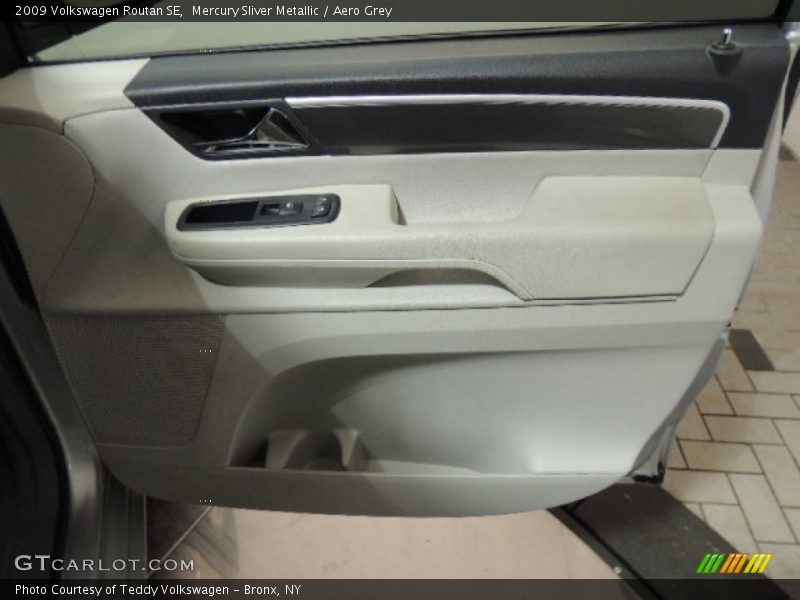 Mercury Sliver Metallic / Aero Grey 2009 Volkswagen Routan SE